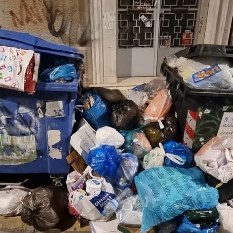 Τα σκουπίδια στο κέντρο της Αθήνας 