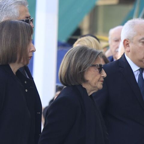 Κηδεία Κώστα Σημίτη: Συγκινημένη η Δάφνη Σημίτη στη Μητρόπολη Αθηνών