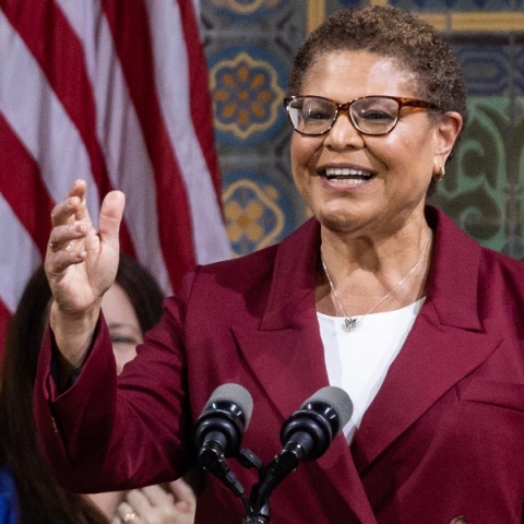 Η δήμαρχος του Λος Άντζελες στην πλέον άβολη στιγμή της πολιτικής διαδρομής της 