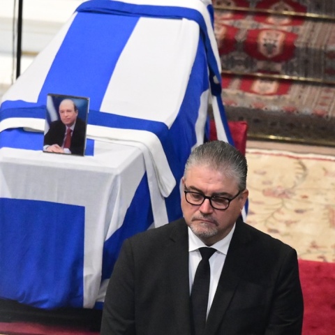 Κηδεία Κώστα Σημίτη: Ο φρουρός του, Θανάσης Φιλιππόπουλος, δίπλα στο φέρετρο