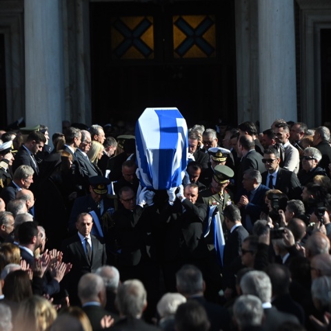 Το τελευταίο αντίο στον Κώστα Σημίτη - Η πομπή κατευθύνεται στο Α' Νεκροταφείο