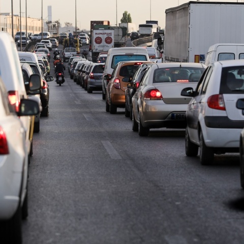 Αυτοκίνητα κολλημένα στην κίνηση