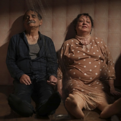 My favourite cake: Τρυφερή δραμεντί με φόντο το σύγχρονο Ιράν