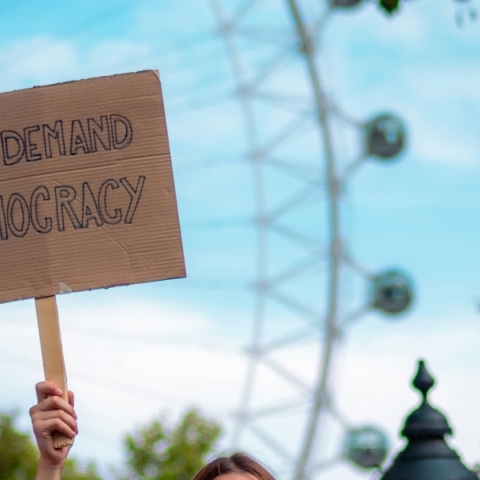 Η δημοκρατία χρειάζεται να υπερασπιστεί τον εαυτό της