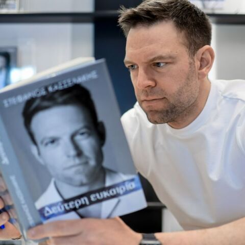 Ο Στέφανος Κασσελάκης προμοτάρει το βιβλίο του 