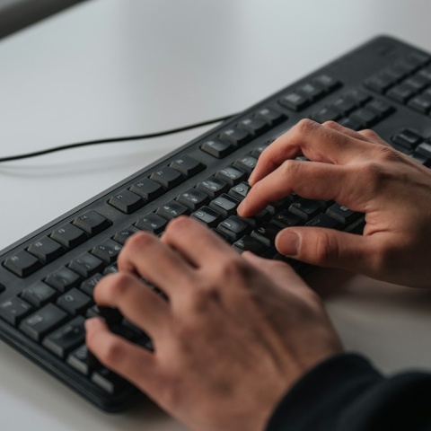 Άτομο πληκτρολογεί