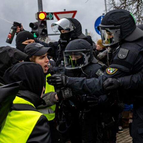 Γερμανία: Σήμερα και αύριο το συνέδριο της AfD στην Σαξονία - Χιλιάδες διαδηλωτές εμποδίζουν την έναρξή του, ενώ ισχυρές αστυνομικές δυνάμεις έχουν αναπτυχθεί στην περιοχή
