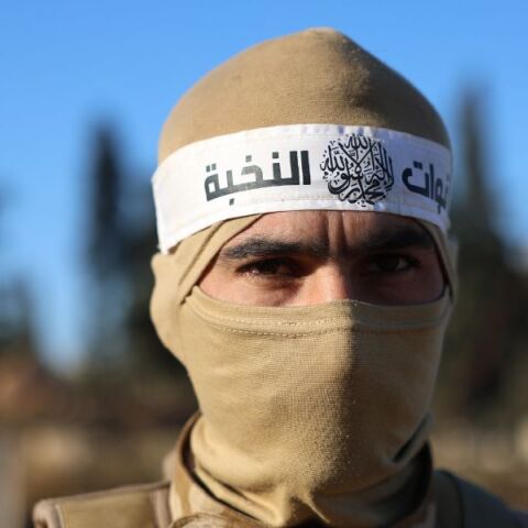 Συρία: Δημόσια εκτέλεση δημάρχου που θεωρείτο πιστός στο προηγούμενο καθεστώς - Επιχειρήσεις σε αναζήτηση αξιωματούχων του καθεστώτος Άσαντ.