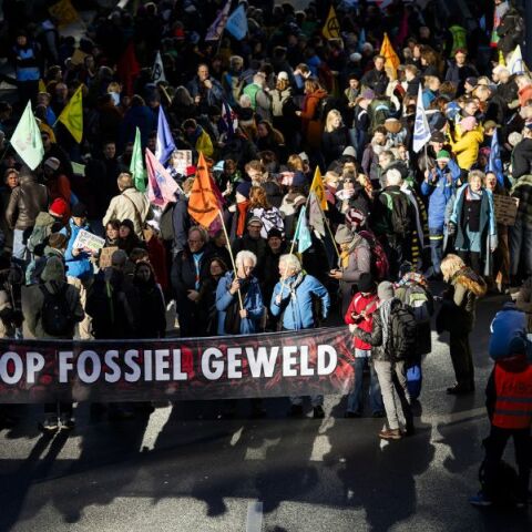 Ολλανδίας: Η αστυνομία συνέλαβε εκατοντάδες διαδηλωτές για το κλίμα - Η οργάνωση Extinction Rebellion έκλεισε για ώρες αυτοκινητόδρομο