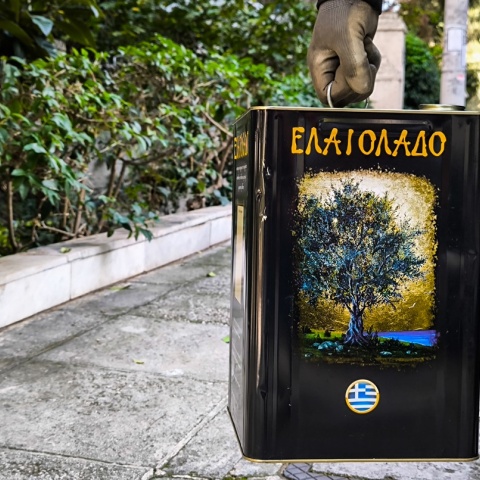 Τενεκές με ελαιόλαδο