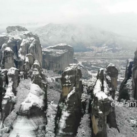 Τα χιονισμένα Μετέωρα εντυπωσιάζουν