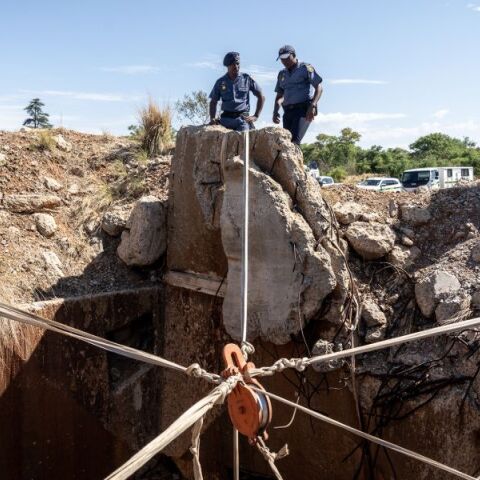 Εγκλωβισμένοι εδώ και μήνες εκατοντάδες παράνομοι χρυσωρύχοι στη Νότια Αφρική
