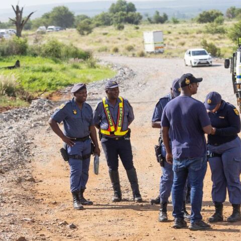 Νότια Αφρική: Διασώστες ανέσυραν 36 πτώματα, 82 επιζώντες από ένα παράνομο χρυσωρυχείο - Η αστυνομία απέκοψε τον εφοδιασμό για να τους αναγκάσει να βγουν