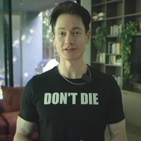 Η σκοτεινή πλευρά του άνδρα που δεν θέλει να πεθάνει 