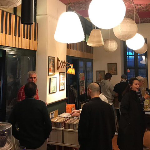 Jukebox: Ένα θεατρόφιλο μπαρ στο Μεταξουργείο