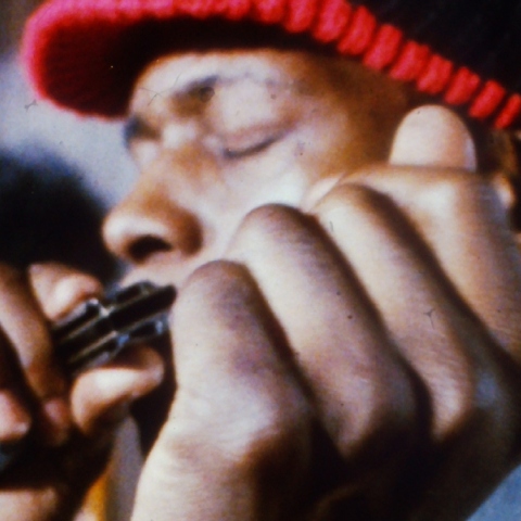 «Μπλουζ με σφιγμένα δόντια»: Η κλασική ταινία του Ροβήρου Μανθούλη κυκλοφορεί σε Blu-ray 