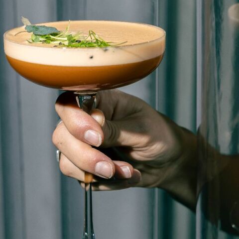 Naked: το all day bar στην πλατεία Αγίας Ειρήνης που καλλιεργεί τα δικά του microgreens