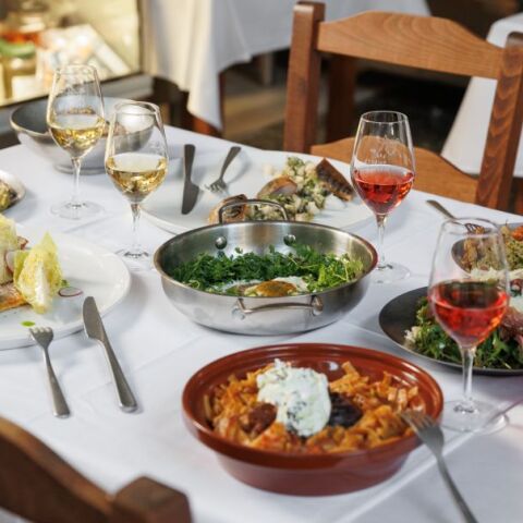 Το οινορεστοράν Καπάνι μόλις άνοιξε στο Μεταξουργείο και έχει όλο το πακέτο για να σου κλέψει την καρδιά