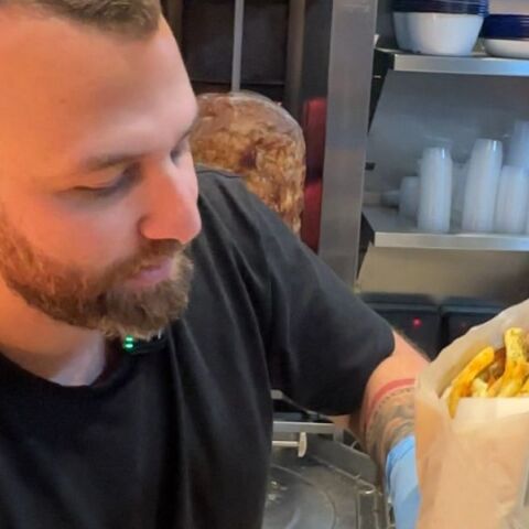 Έλληνας που ζει στο Λονδίνο σερβίρει τυλιχτό με γύρο 4 κιλά και τρελαίνει τους Βρετανούς