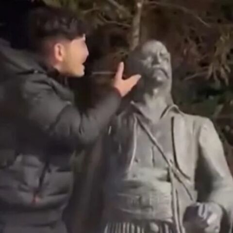 Θεσσαλονίκη: Νεαρός βρίζει και φτύνει άγαλμα του Κατσαντώνη στο Κορδελιό