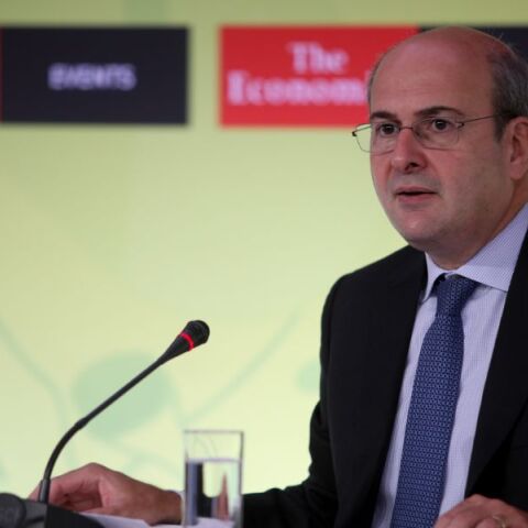 Το χιουμοριστικό βίντεο Χατζηδάκη για τον μηδενισμό των τραπεζικών προμηθειών