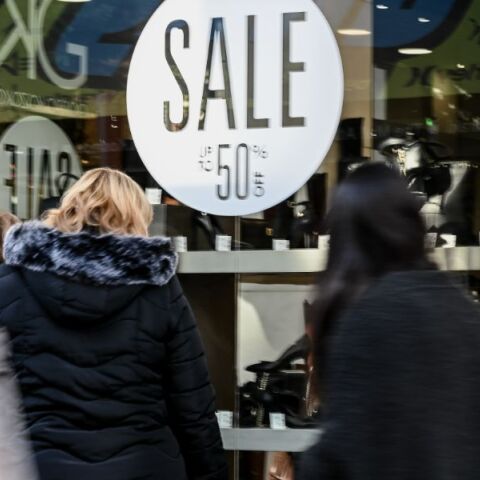 Χειμερινές εκπτώσεις 2025: Τι ώρες είναι ανοιχτά τα καταστήματα σήμερα