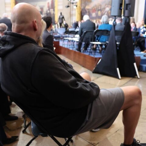 Γερουσιαστής με φούτερ και σορτς στην ορκωμοσία του Ντόναλντ Τραμπ