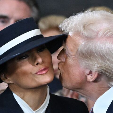 Ένα φιλί στον αέρα ανάμεσα σε Τραμπ και Μελάνια - Το καπέλο της στάθηκε εμπόδιο
