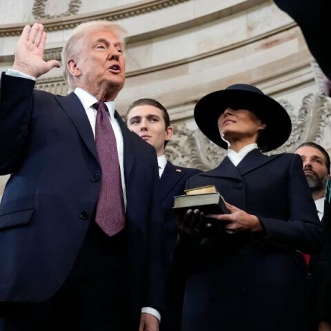 Δείτε τη στιγμή τη ορκωμοσίας του Ντόναλντ Τραμπ