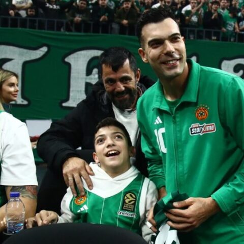 O μικρός Γιαννάκης στο ΟΑΚΑ με φανέλα των πρασίνων