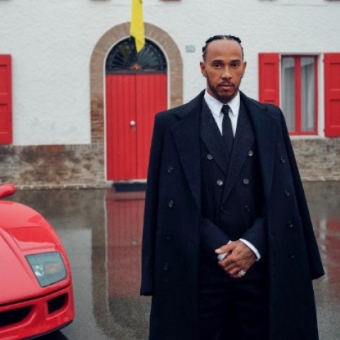 Νέα εποχή στη Ferrari: Ο Σερ Λιούις Χάμιλτον στην πρώτη του φωτογραφία στο Μαρανέλο