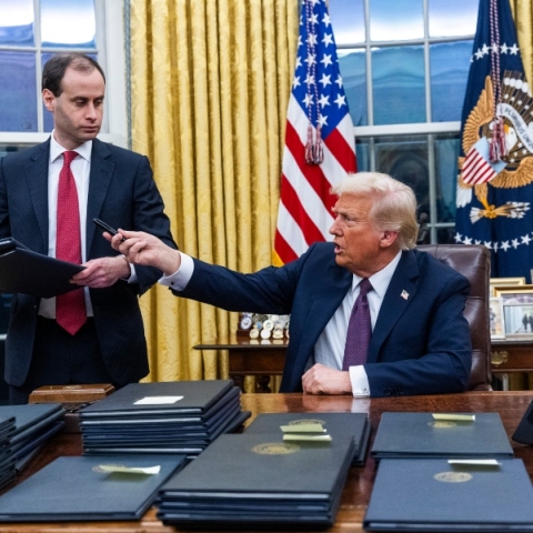 Ο Ντόναλντ Τραμπ υπογραφει διαταγματα