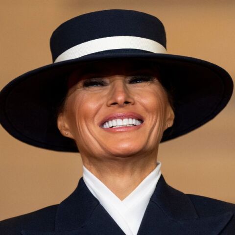 Μελάνια Τραμπ: Ένα ναυτικό παλτό κατά παραγγελία από τον Adam Lippes και ένα ασορτί καπέλο από τον Eric Javits τράβηξαν την προσοχή για το υψηλό τους κόστος