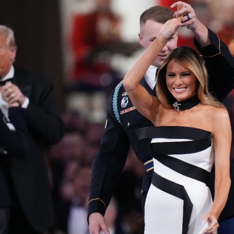 Η Μελάνια Τραμπ και η επαναφορά της στον κόσμο της μοδας των Πρώτων Κυριών 