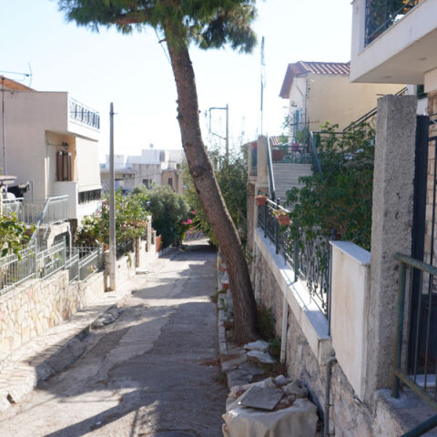 Τα Πέτρινα, οι περίπου 170 πέτρινες κατοικίες που παραδόθηκαν μεταξύ 1955 και 1957