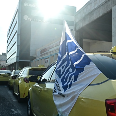 Ταξί σε πορεία στο κέντρο της Αθήνας