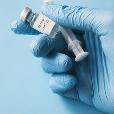 «Θεραπευτής» υπόσχεται δήθεν αποτοξίνωση από το εμβόλιο του κορονοϊού