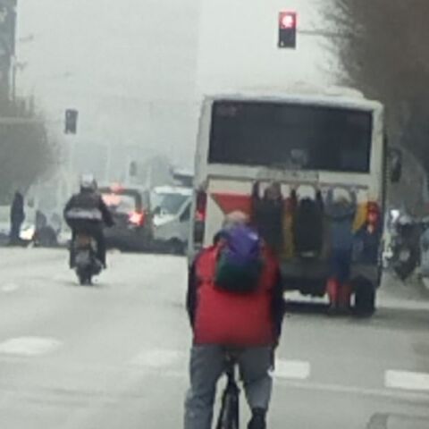 Νεαροί στη Θεσσαλονίκη κρεμάστηκαν από αστικό λεωφορείο ρισκάροντας τη ζωή τους - Τι είπε ο πρόεδρος εργαζομένων του ΟΑΣΘ για το περιστατικό