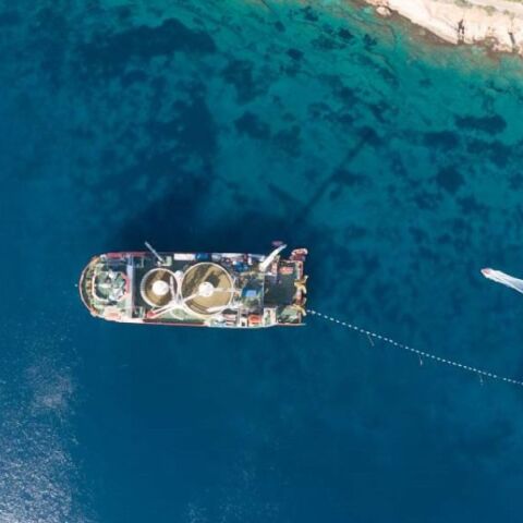 ΑΔΜΗΕ: Ολοκληρώθηκε με επιτυχία το Site Acceptance Test (SAT) για το καλωδιακό σύστημα που συνδέει την Αττική και την Κρήτη