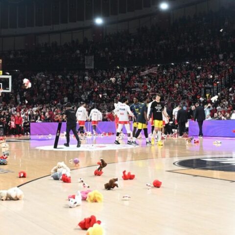 Ολυμπιακός: «Βροχή» από λούτρινα αρκουδάκια στο ΣΕΦ