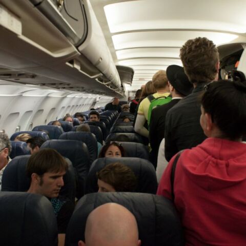 Κόλλησαν μονωτική ταινία στο στόμα επιβάτιδας κατά τη διάρκεια πτήσης - Τι συνέβη μέσα στο αεροπλάνο