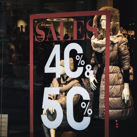 Βιτρίνα με ταμπέλα για εκπτώσεις