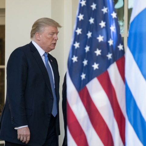 Κι αν ο Τραμπ αποφασίσει ν’ αγοράσει την Ελλάδα;