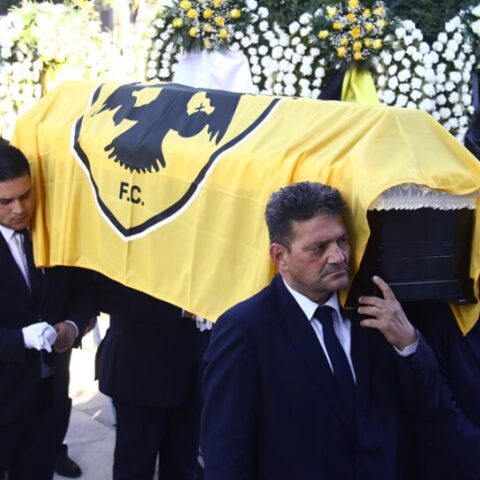 Τυλιγμένος με τη σημαία της ΑΕΚ στην τελευταία του κατοικία ο Ανδρέας Σταματιάδης