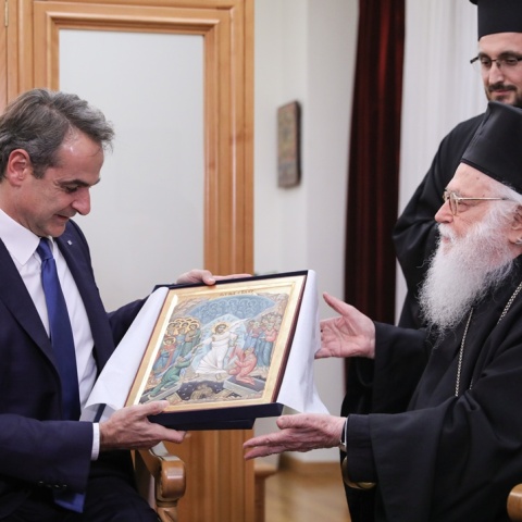 Ο Κυριάκος Μητσοτάκης με τον Αρχιεπίσκοπο Αλβανίας Αναστάσιο