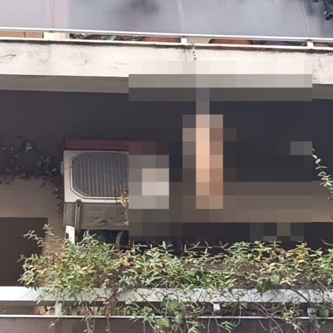 Γατάκι κρεμασμένο με αλυσίδα από μπαλκόνι