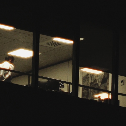 Αργά στα γραφεία της Αθήνας: Όψεις της εταιρικής μελαγχολίας - Ένα φιλμ του Δημήτρη Κλεάνθη