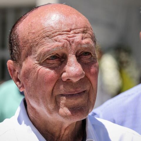 Φίλαθλος του Ολυμπιακού για τον Μίμη Δομάζο: «Ήταν παιχτούρα και θα ζει στις καρδιές μας» - Αποχαιρετά σήμερα η ποδοσφαιρική οικογένεια τον θρυλικό αθλητή. 