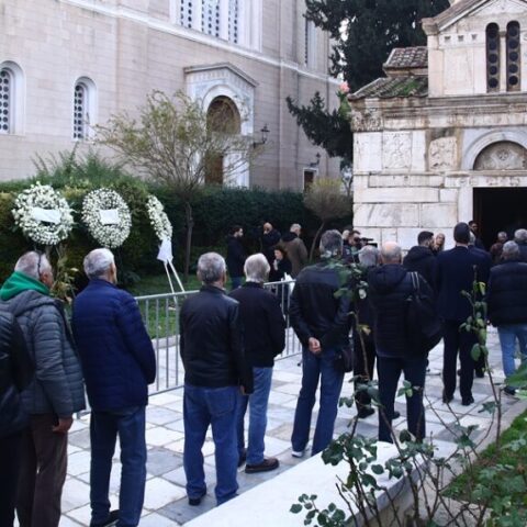 Μίμης Δομάζος: Πλήθος κόσμου στο λαϊκό προσκύνημα του «Στρατηγού»