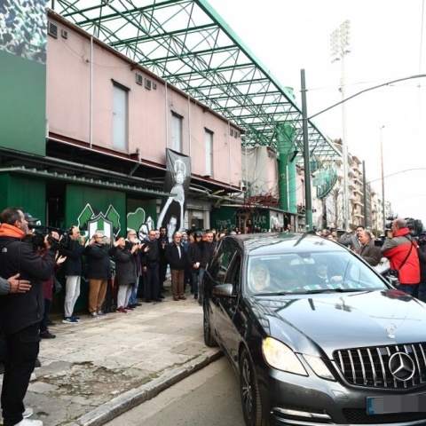 Το φέρετρο του Μίμη Δομάζου στη Λεωφόρο